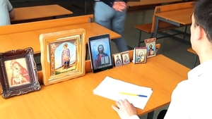 Viralul lunii! Cum „copiază” un elev la examen cu icoanele pe masă