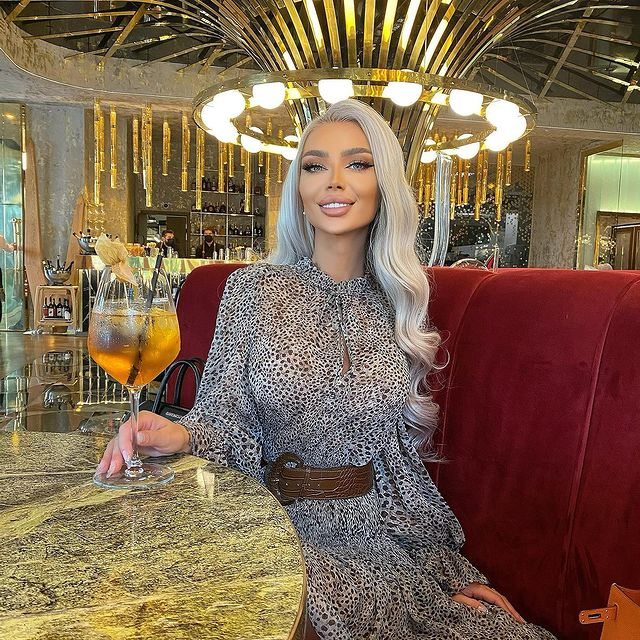 Blondina e sexy și "rea"