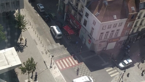 ALERTĂ la Bruxelles! Poliţişti au închis mai multe străzi după ce un bărbat ar fi avut pe el explozibil. „Sperăm să…“