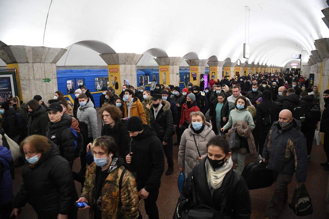 Oamenii din Kiev au luat cu asalt metrourile, pe 24 februarie, 2022. (Sursa foto: profimedia.ro)