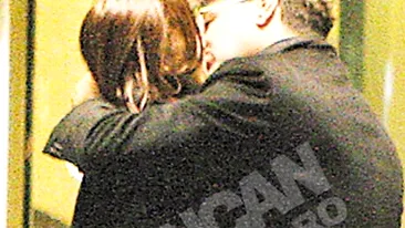 Sarut adolescentin in fata unui hotel de cinci stele. Colombina i-a pus inima pe jar milionarului Eduard Uzunov