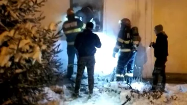 O biserică a izbucnit în flăcări în Botoșani. Incendiul a pornit de la o sobă