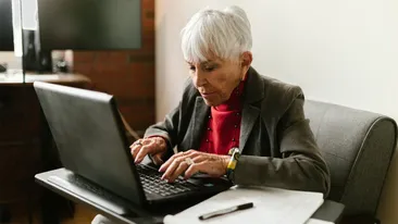 Ce a pățit o pensionară de 72 de ani, după ce s-a cuplat pe WhatsApp cu un bărbat frumos. Zilele trecute, a aflat cine era iubitul ei, de fapt