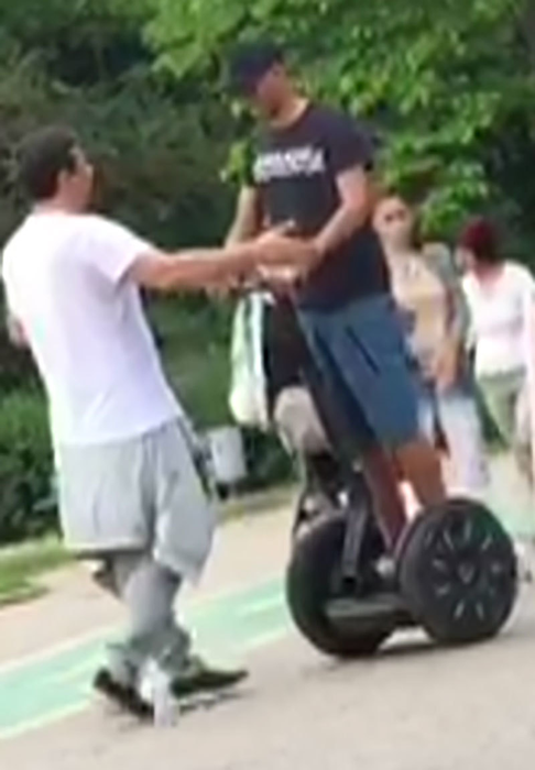 Instructorul gesticulează şi pare că-şi pierde răbdarea cu Rivaldinho