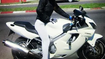 Ghicesti ce vedeta se ascunde in spatele castii de motociclist? Uite ce motor puternic are bruneta