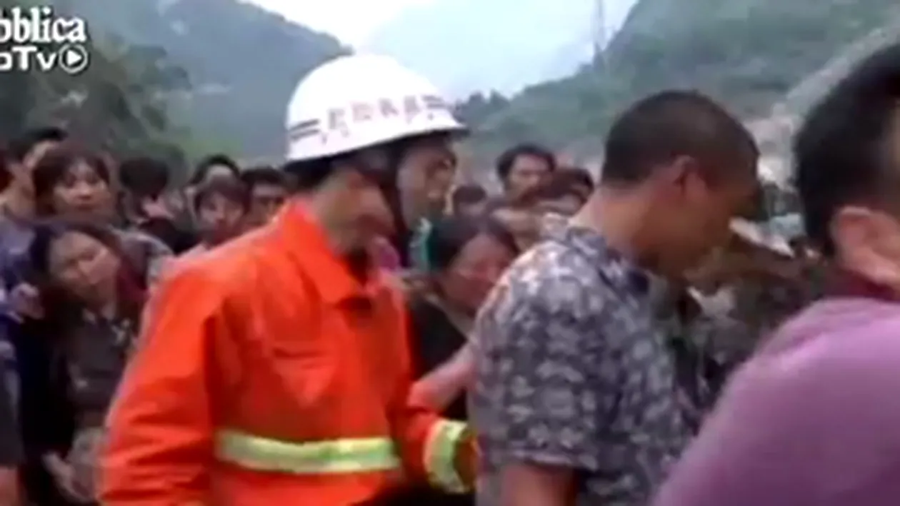 VIDEO Oameni salvati in cupa excavatorului