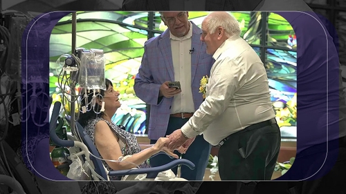 După 15 ani de iubire, s-au căsătorit în spital cu doar câteva zile înainte de operația pe creier a miresei