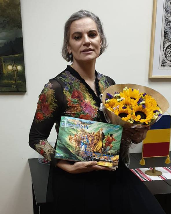 Maia Morgenstern, primele declarații despre oamenii care se roagă la chipul ei într-o catedrală din Columbia. Pe pereții lăcașului sunt poze cu actrița