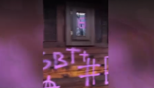 O biserică din Capitală a fost vandalizată. BOR acuză comunitatea LGBT. Ce mesaje au lăsat pe pereții lăcașului sfânt
