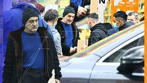 "Protejat" doar de o căciulă cu "Îngeri", Gigi Becali a făcut pe Moș Crăciun într-o parcare plină de "colindători"