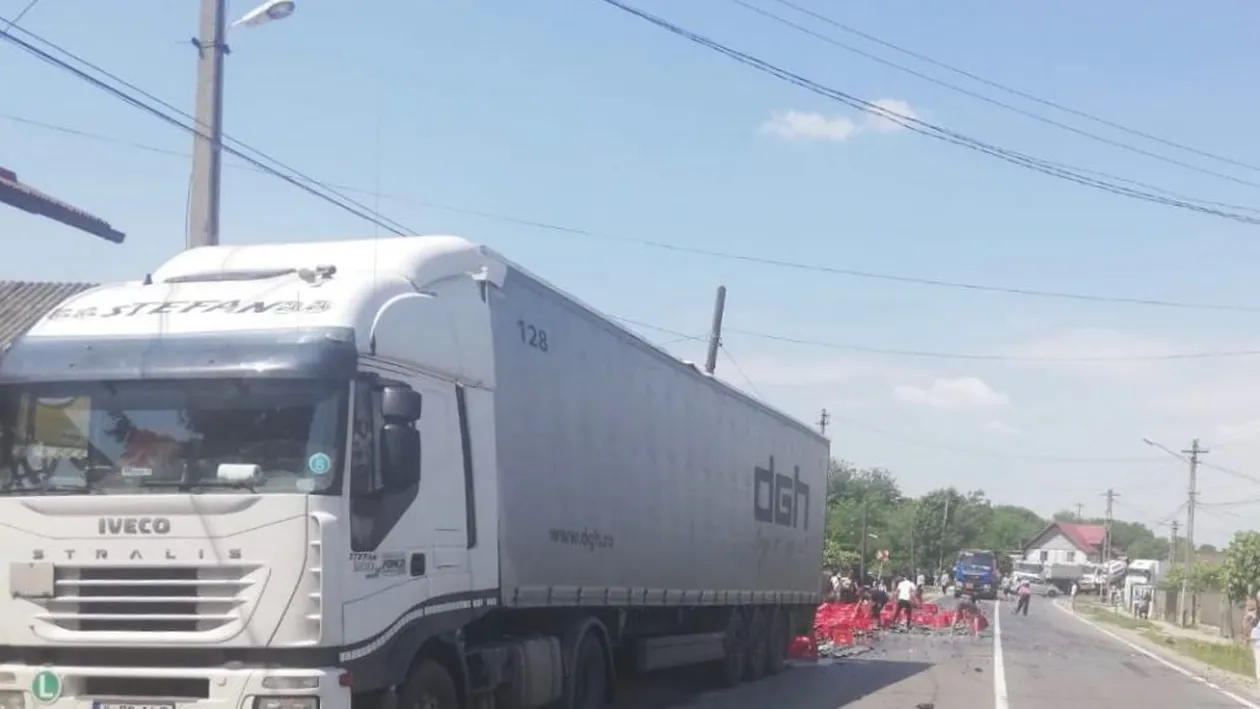Un TIR cu bere s-a răsturnat pe DN 72, în comuna I.L. Caragiale, din Dâmbovița. Sătenii au sărit imediat să se aprovizioneze