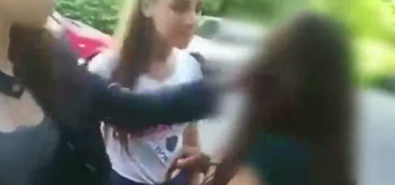 Fata primeşte o palmă de la colega ei