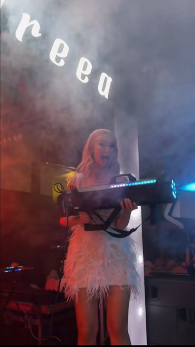 Foc de artificii fabulos, un tort special și o ținută atipică. Noi imagini de la nunta Andreei Bălan cu Victor Cornea