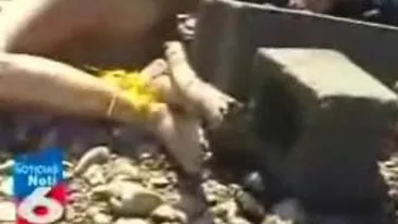 IMAGINI SOCANTE! O tanara a fost ucisa si aruncata in rau cu un bolovan legat de gat!