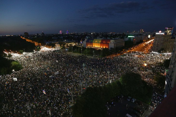 Mitingul diasporei! 68 de persoane care au participat la mitingul din Piața Victoriei au cerut certificate la INML