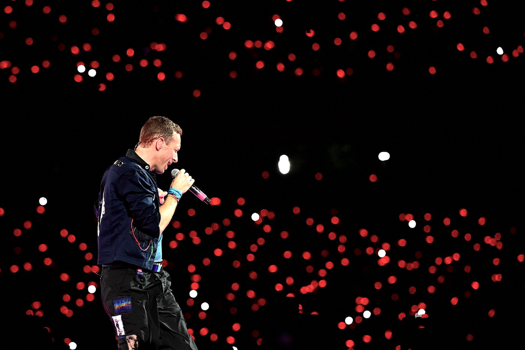 Chris Martin pe scenă în timpul unui concert ca parte a turneului lor mondial Music of the Spheres, pe stadionul D.Y. Patil din Navi Mumbai, pe 18 ianuarie 2025. Foto: Profimedia