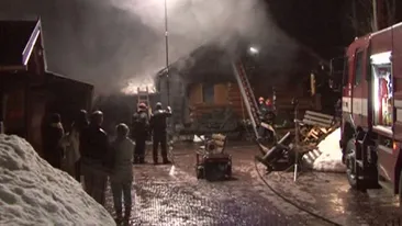 Incendiu puternic: O cabană din Iaşi a fost mistuită de flăcări!