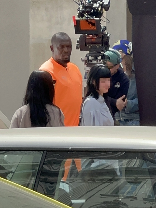 Usain Bolt a făcut show la filmări și a cucerit-o pe colega de platou. Cel mai rapid om din lume a întors toate privirile pe Calea Victoriei