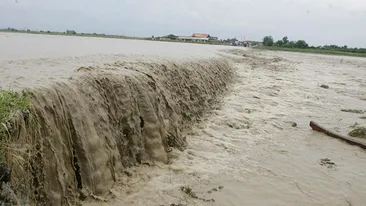 Sute de persoane date dispărute şi 11.000 de persoane evacuate în urma inundaţiilor
