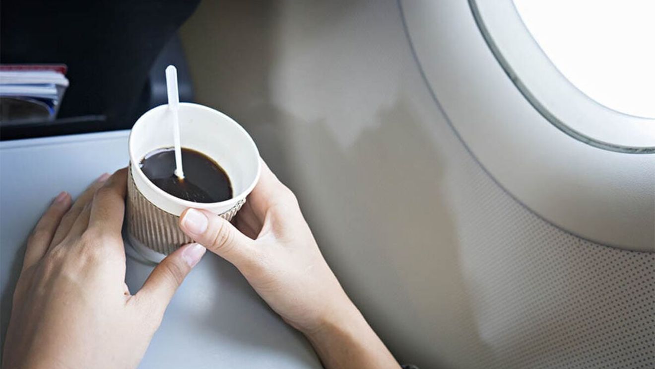 Ce conțin, de fapt, ceaiul și cafeaua din avioane. O fostă stewardesă avertizează: "Nu comandați așa ceva!"