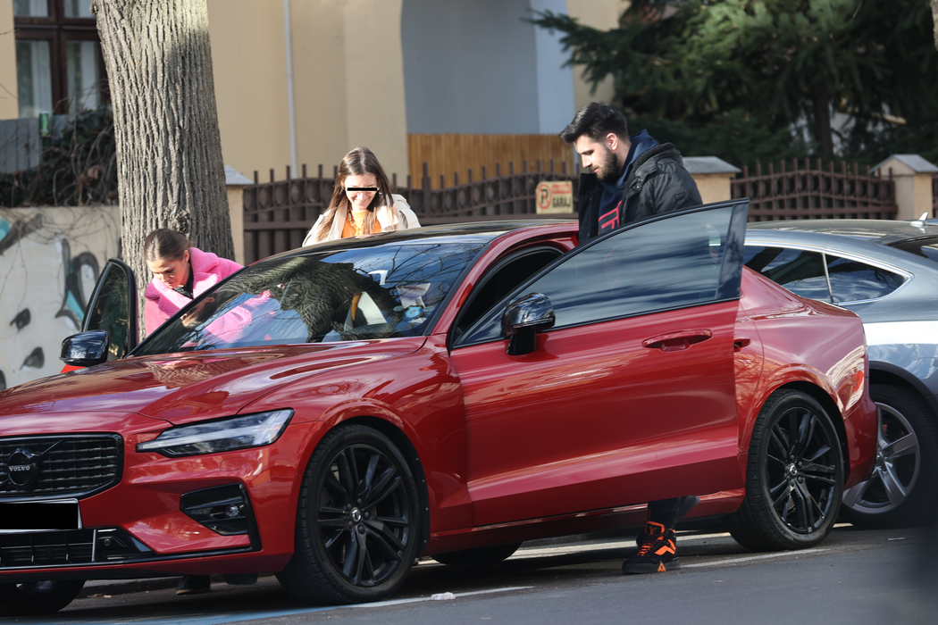 Theo Rose și iubitul, gesturi tandre în fața prietenilor! Pentru ce outfit-uri au optat artista și nepotul lui Nea Mărin!