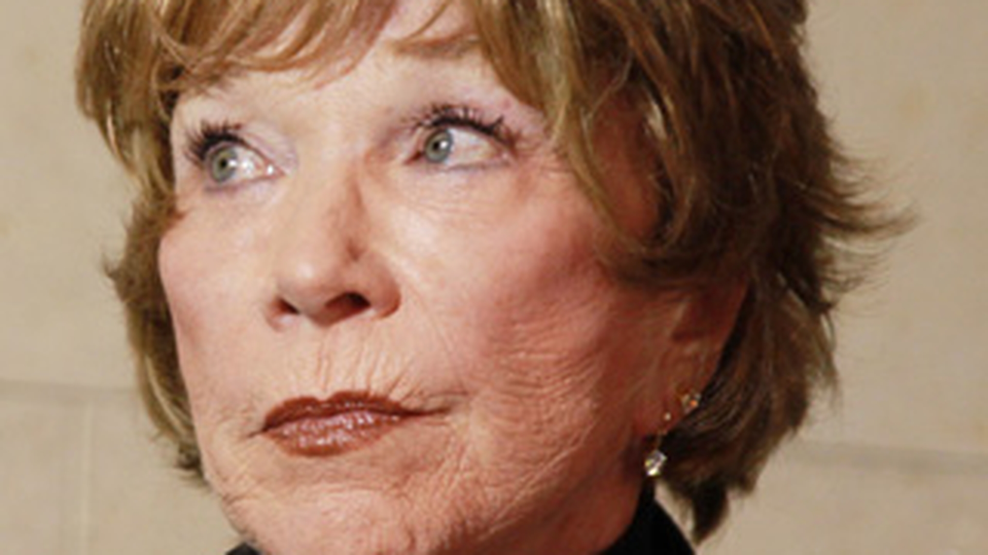 Actrita Shirley MacLaine a fost premiata pentru munca de o viata atat de America, cat si de Franta