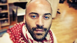 Castiga bine, dar e econom! Matteo s-a dus la film si a cumparat doua bilete la pret de unul. Vezi cine l-a insotit