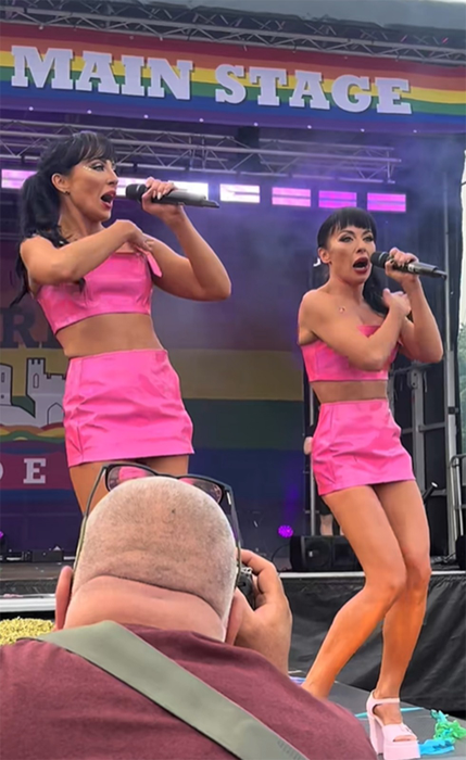Gemenele Monica și Gabriela la un concert Pride 2025/ sursă foto: TikTok