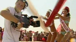 VIDEO Halal sa apuci pe mana ei! Roxana Vancea l-a umplut de sange pe un cameraman de la "Neata"! Uite momentul incredibil in care si-a luat-o!
