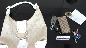 Roxana de la Heaven si-a golit geanta pentru cancan.ro. Vezi ce pastile si ce facturi cara dupa ea