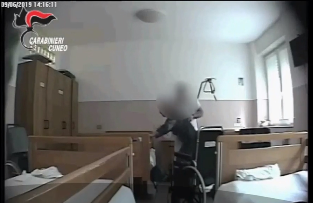 Ce făceau două românce în Italia cu bătrânii pe care îi îngrijeau. Atenție, imagini halucinante