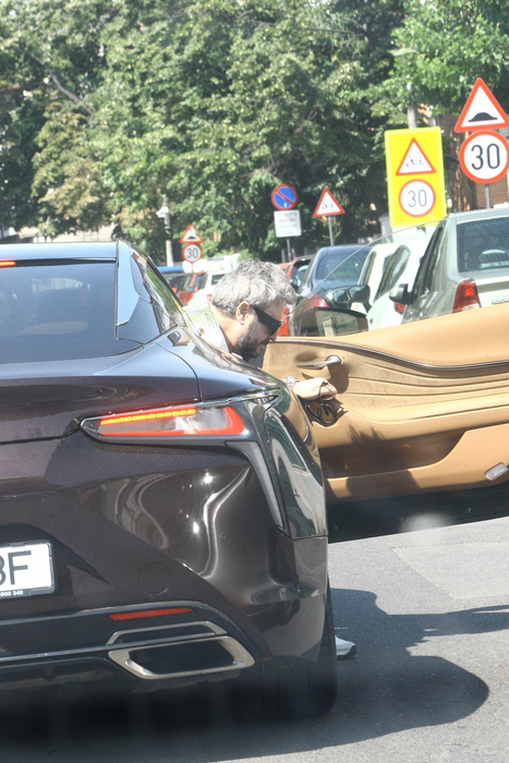 Cătălin Botezatu, surprins în ofsaid pe străzile din Capitală