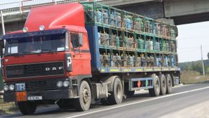 Un camion cu 800 de butelii a explodat la Mihăileşti!
