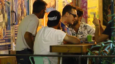 Doua buze rosii s-au lipit de gatul lui What's Up! Artistul nu este deloc deranjat, ba e foarte mandru de rezultat