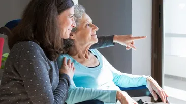 O moldoveancă s-a angajat badantă în casa unei pensionare de 85 de ani. Într-o zi, a lăsat-o singură pe bătrână și s-a dus la shopping. Ce a găsit după 3 ore, când s-a întors