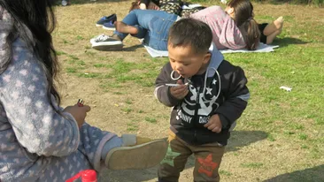 Gestul acestei mamei te va revolta! Ce ii face propriului copil, in parc. Imaginea a facut inconjurul lumii