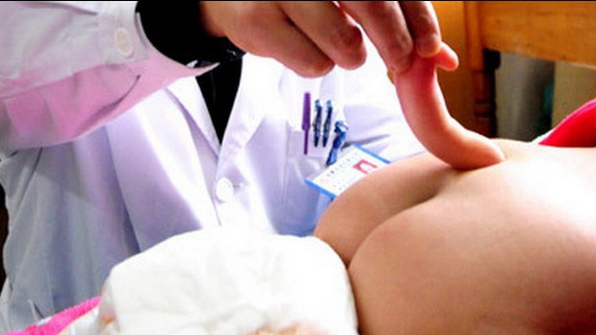 Copilul ei s-a nascut cu o coada de 13 centimetri, iar medicii refuza sa il opereze! Drama unei mame din China a induiosat planeta