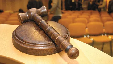 Se licitează sume importante pentru orice! Cu cât s-a vândut o bucată de stofă pătată cu sângele regelui Ludovic al XVI-lea