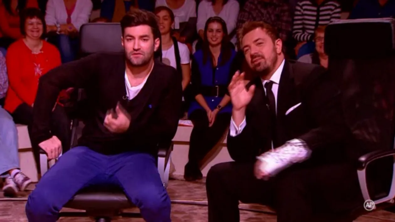 Smiley a făcut cuceriri la o emisiune! O admiratoare i-a făcut cadou o găină la rotisor!