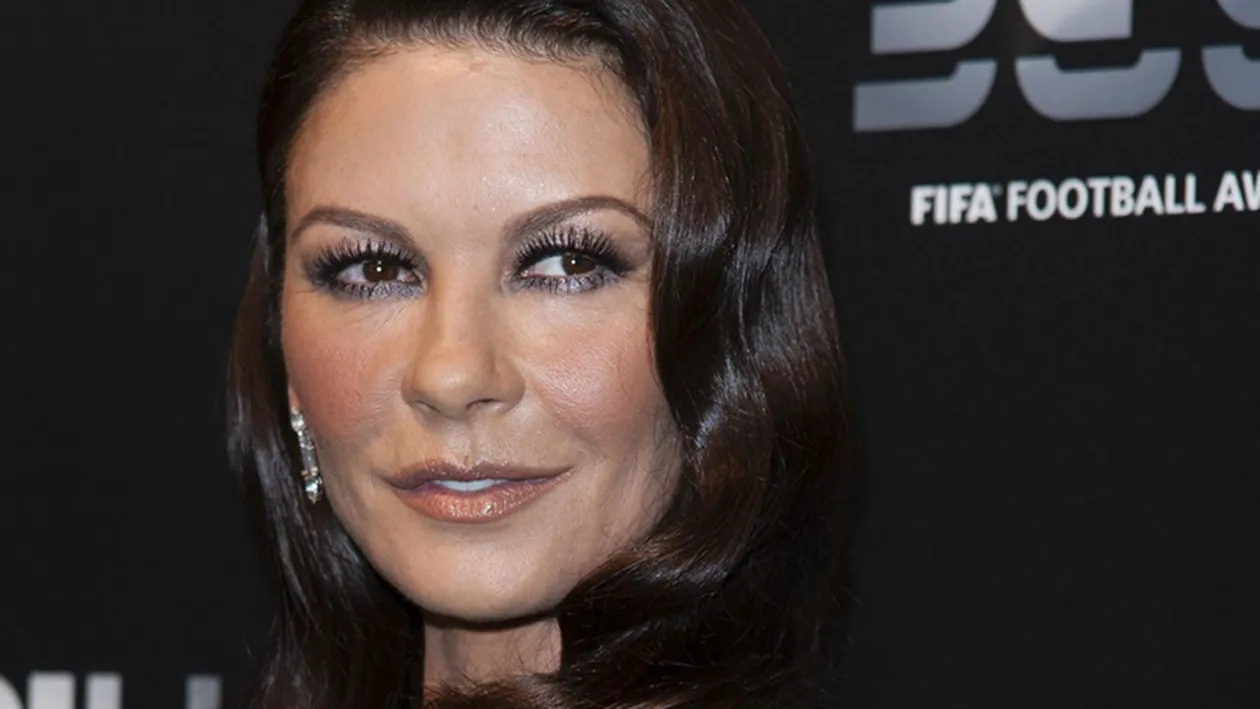 Catherine Zeta-Jones, de nerecunoscut! Cum arată acum actriţa