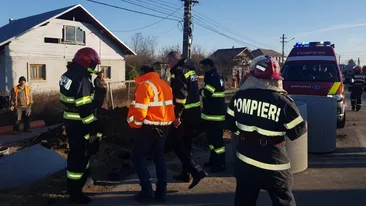 Operațiune de salvare contracronometru în Prahova. Un bărbat a fost prins sub un mal de pământ