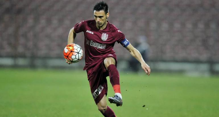 Mario Camora, căpitanul liderului CFR Cluj, a aranjat vitrina clubului pentru a face loc încă unui trofeu: „Vrem să intrăm în istorie cu al doilea titlu câștigat consecutiv!”