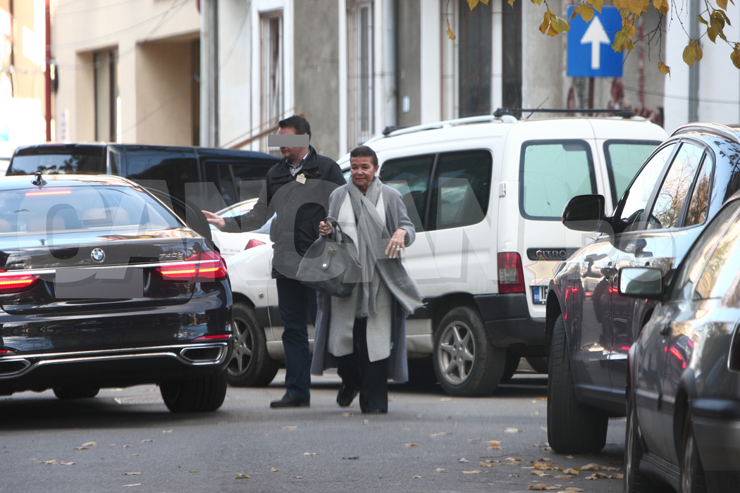 Merge prin Bucureşti într-un anonimat aproape total! Primele imagini de paparazzi cu o prinţesă adevărată! MARINA STURDZA e şcolită la faimoasa ”Belle Arte” şi e prietenă cu Giorgio Armani, Karl Lagerfeld, Ralph Lauren sau Oscar de la Renta