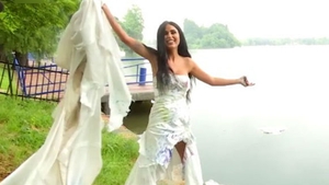 Daniela Crudu vrea cu orice preţ un iubit! Vedeta a distrus o rochie de mireasă de mii de euro:,,Vreau să sparg ghinionul‘’