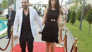 L-a lovit cu portiera maşinii! Imagini uluitoare de la un imens scandal conjugal filmat în stradă!