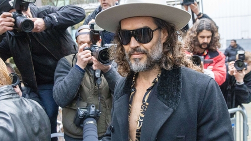 Noi acuzații grave pentru Russell Brand. Actorul pledează nevinovat și așteaptă procesul