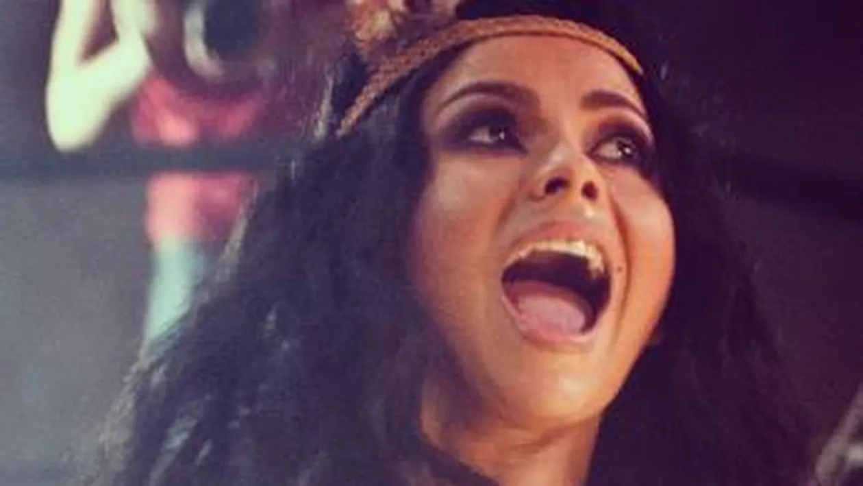 Flower power! Inna si-a schimbat look-ul total: acum este o hippie in toata regula!