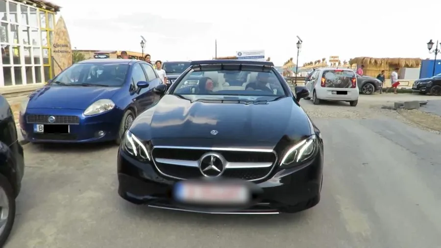 Autoturismul Mercedes-Benz Clasa E Cabriolet care este trecut pe numele Claudiei Iosif poate să ajungă să coste 50.000 euro © CANCAN.RO