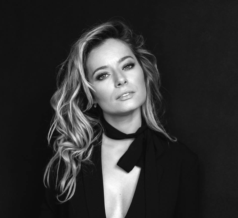 Cum a fost fotografiată Laura Cosoi, în prima zi din noul an! Vedeta se bucură de un adevărat răsfăţ: “Soţul mi-a adus la pat…“