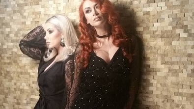 Raluca şi Denisa de la Bambi au pozat sexy, însă un detaliu jenant le-a scăpat în imagine! Ce se vede în poza surprinsă la filmări şi nu va apărea niciodată în clip